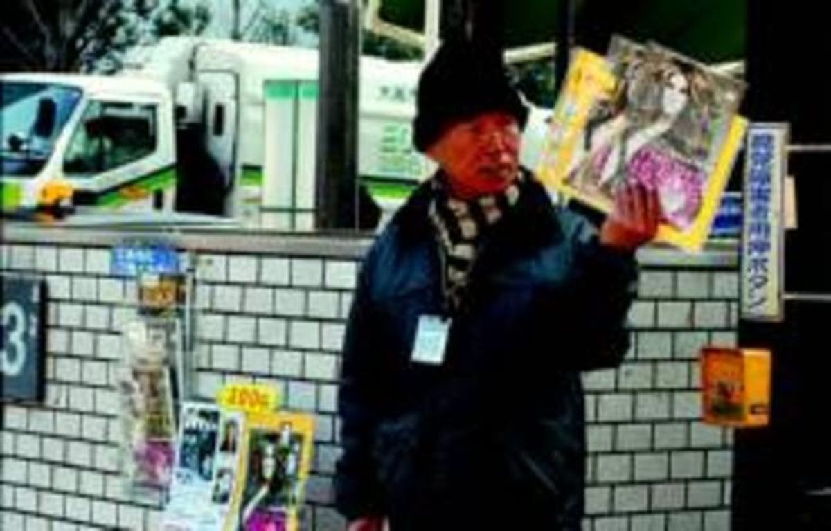 Veterà Kenzo Nitta ven la revista de suport als indigents davant de l’estació central d’Osaka. Veterà Kenzo Nitta ven la revista de suport als indigents davant de l’estació central d’Osaka.