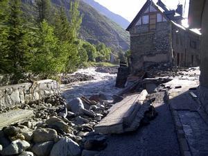 Destrosses causades pel riu Garona a l’altura d’Arties, dimecres a primera hora.