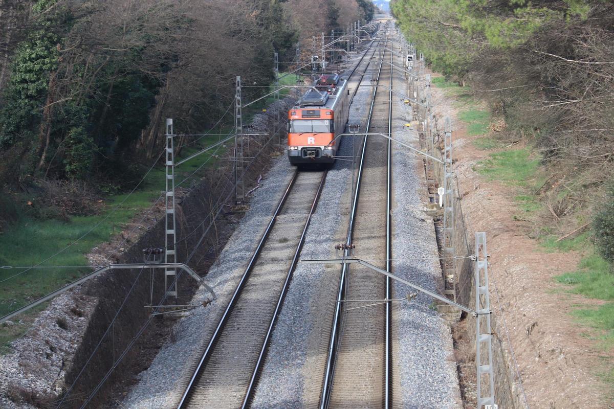 Un tren de Rodalies circula per les vies arribant a Caldes de Malavella