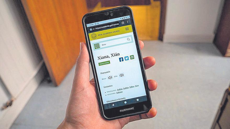 Un teléfono mergúllase na ‘Guía de nomes galegos’. 