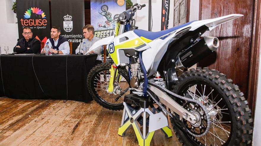 Teguise, pierwszy przystanek w motocrossowym show "Zombie w stylu wolnym"