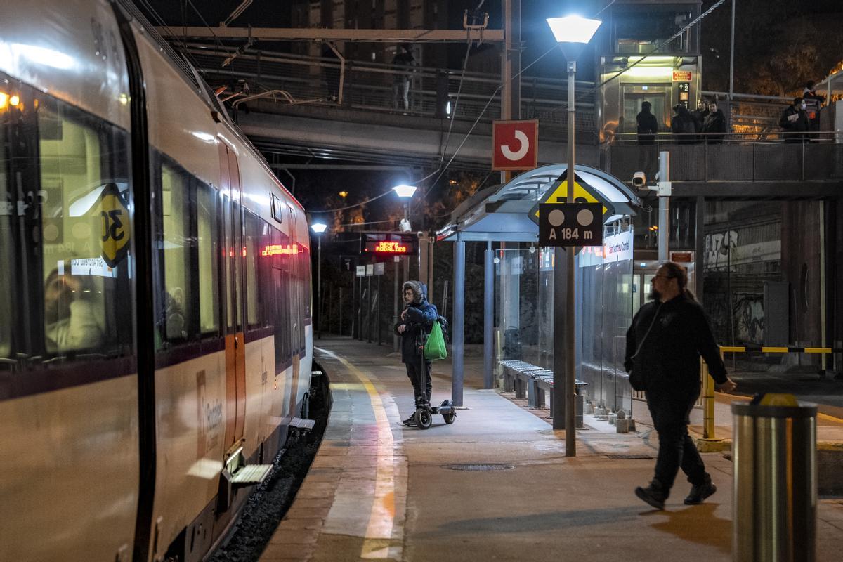 Barcelona se despide de la estación de tren de Sant Andreu Comtal, la más antigua del país. El Último tren que ha circulado por la histórica estación. En la imagen, pasajeros del último comboi que ha salido de la vía 1 dirección Granollers a las 00:17 h de la noche del viernes