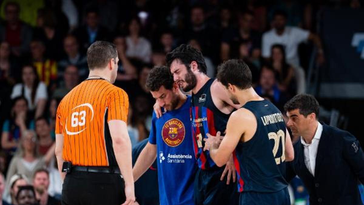 Álex Abrines ha tenido que ser retirado tras su caída.