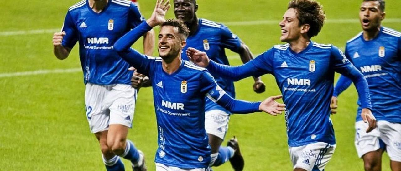 Tejera celebra su gol en el derbi asturiano en el Tartiere con Leschuk, Obeng, Sangalli y Nahuel. | Miki López