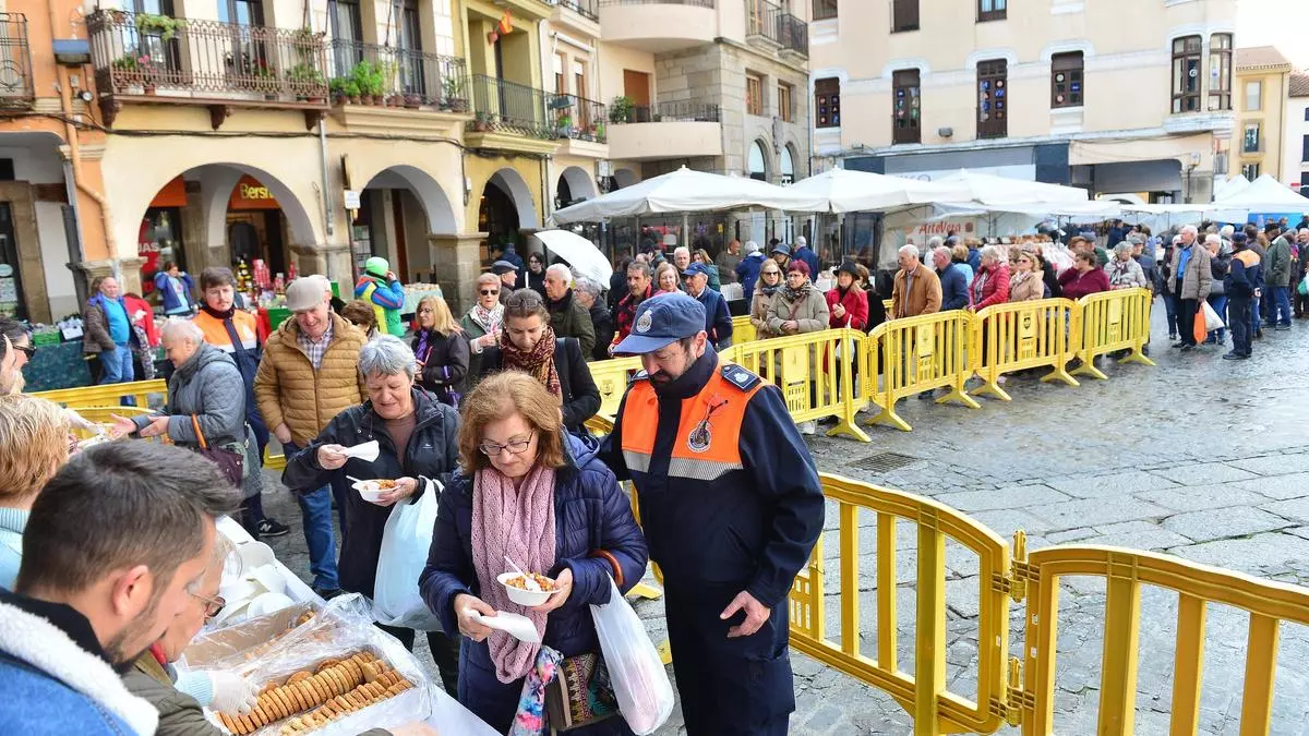 Colas para el reparto de migas por el patrón