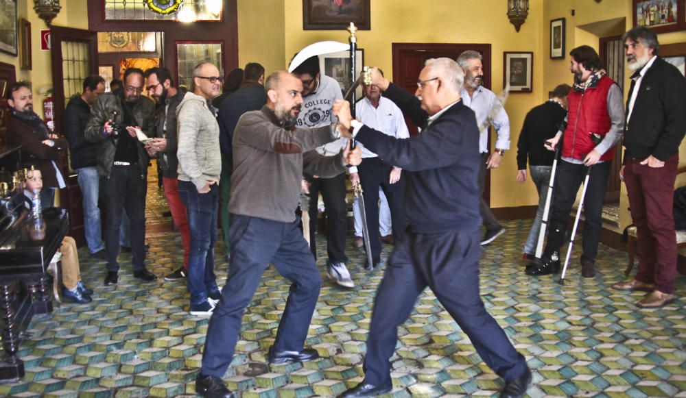 Preparados para la acción festera en Alcoy