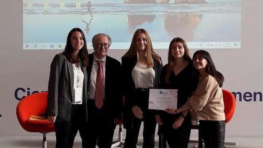 Lole Franco, Felipe Romera, Lucía Maestro, Paula Rodríguez y Adriana Yáñez tras la recogida de su premio.