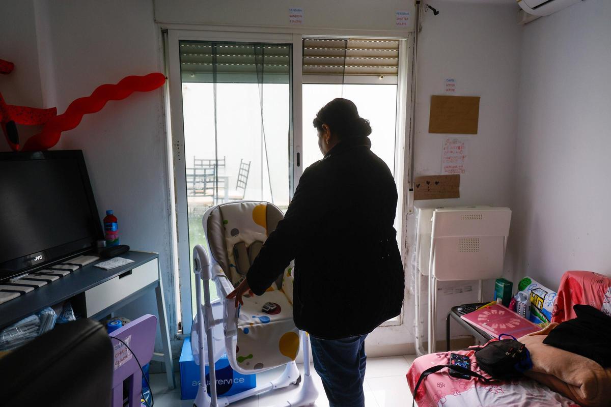 Natividad Isaza, dentro de su vivienda en Alaquàs, esta pasada semana.