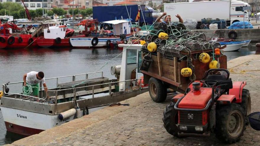 Imagen de archivo de la preparación de nasas en los barcos del puerto de O Grove para iniciar las campañas de pesca de la nécora y el pulpo. // Muñiz