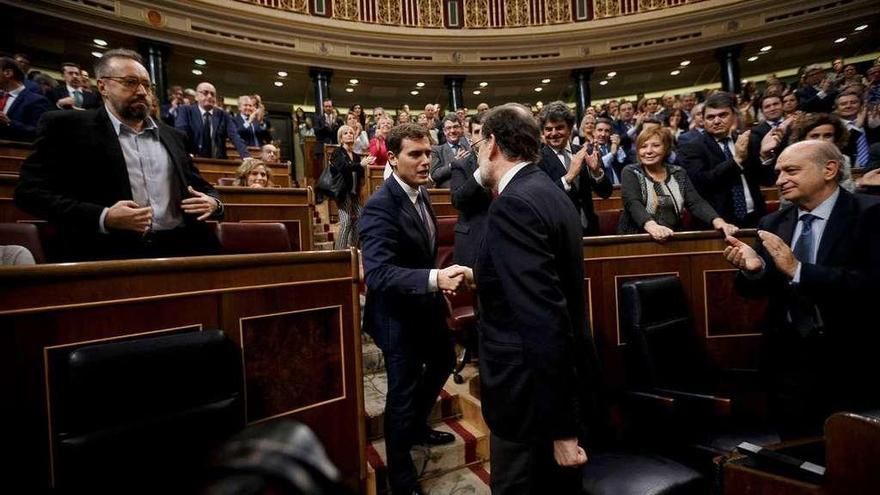 Rivera felicita a Rajoy tras su investidura el pasado 29 de octubre. // Reuters
