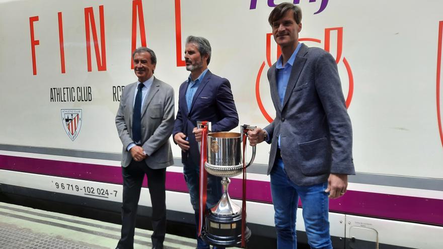 Un directivo de Renfe junto a Rafa Alkorta, exjugador del Athletic Club, y Leo Franco, exjugador del RCD Mallorca, posando junto al trofeo de la Copa del Rey.