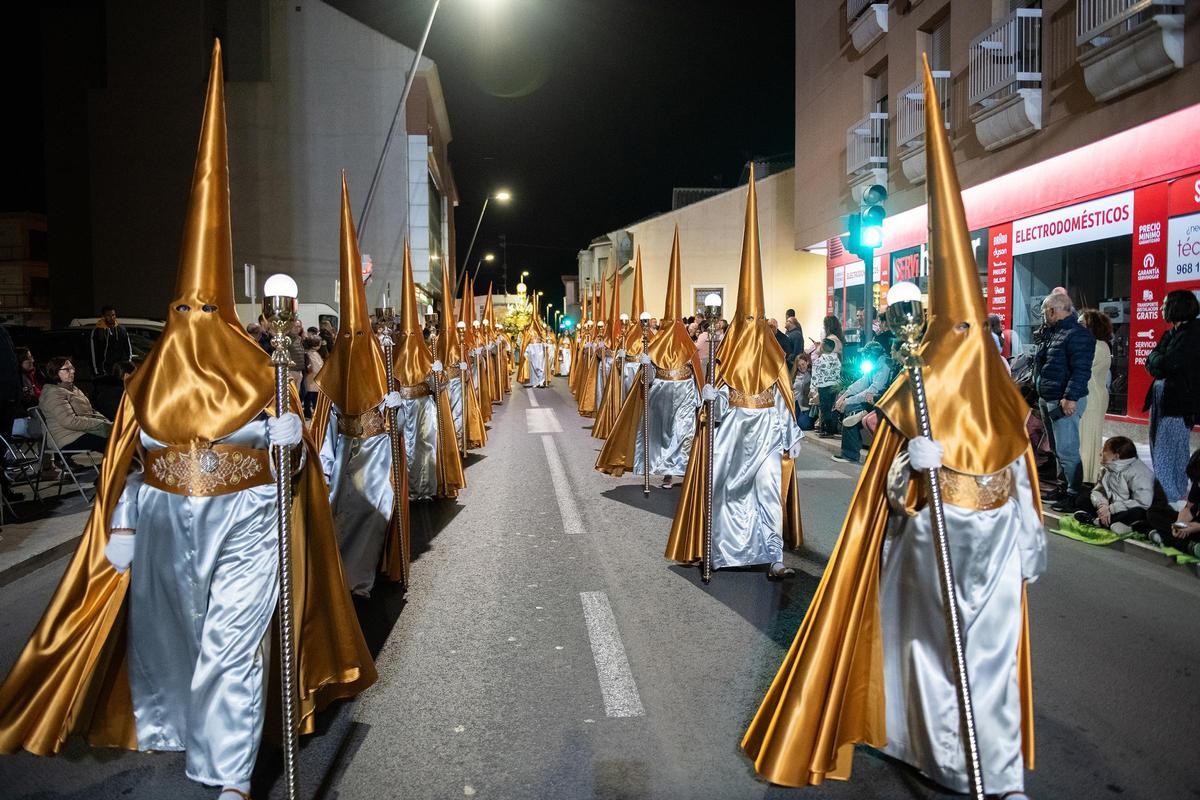 Nazarenos del Santo Grial durante la procesión del Santo Entierro.