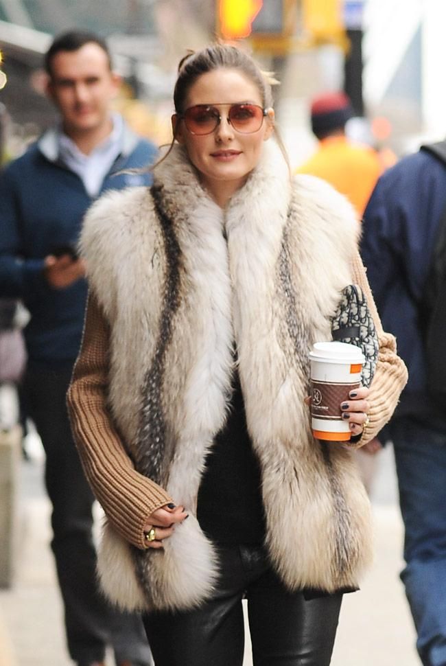 Olivia Palermo con chaleco de pelo y gafas de sol rosas