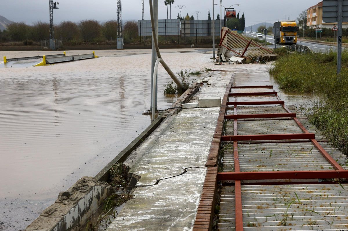 Alerta roja en el litoral sur de Valencia por lluvias torrenciales que dejan ya 150 litros/m2