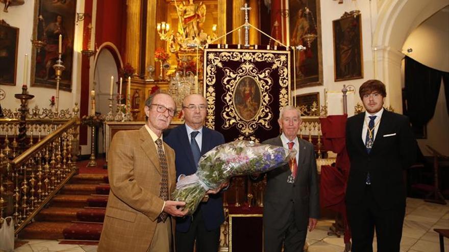 Ofrenda de flores y alimentos en honor de San Rafael