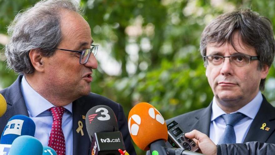 Torra y Puigdemont atienden a los medios tras una reunión.