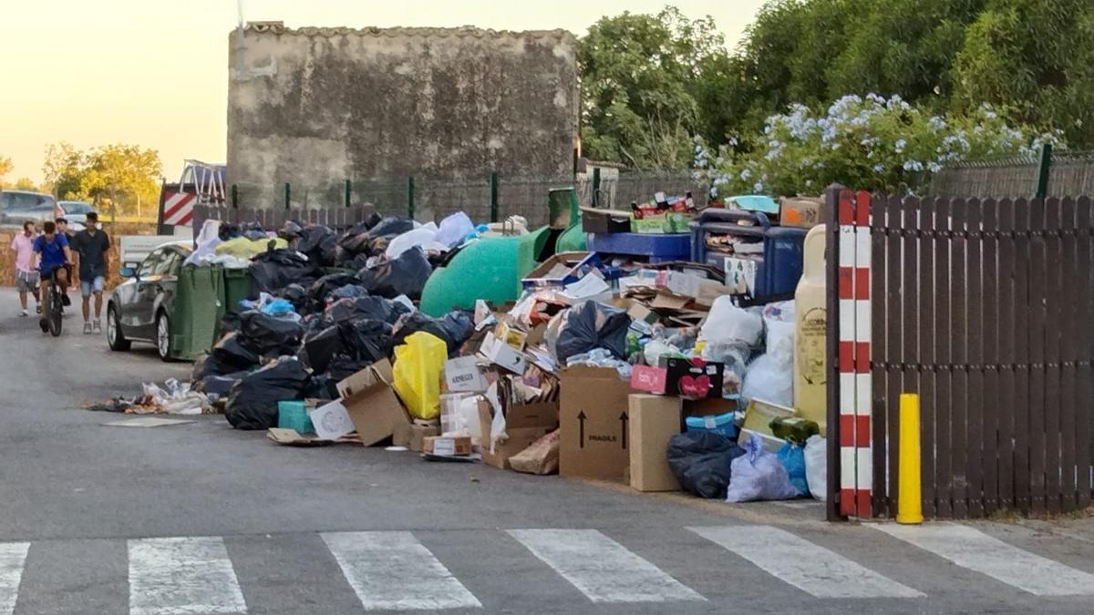 Folgen des Streiks: Überfüllte Müllcontainer in Alcúdia.