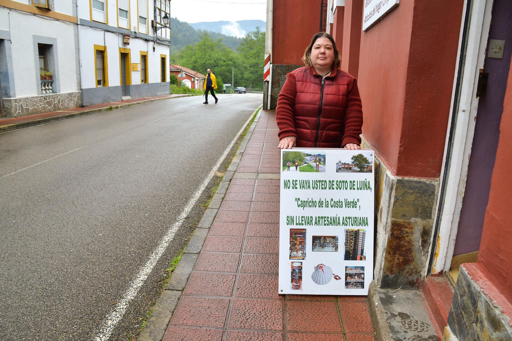 Cristina Colubi en el exterior de su bazar,  a pie del Camino de Santiago por la Costa.