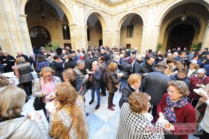 Reparto de boniatos en el Palacio Episcopal por San Fulgencio