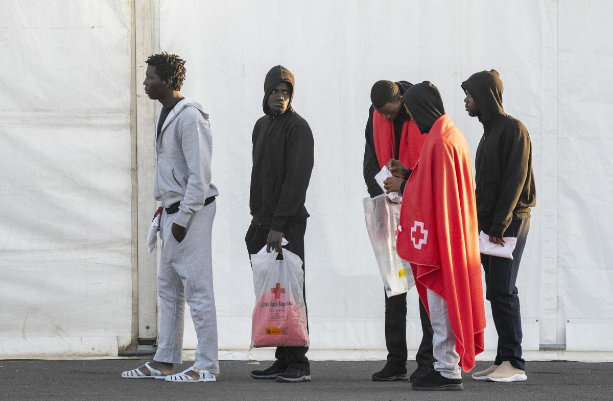 Un centenar de migrantes duermen en las carpas instaladas en Puerto Naos (Lanzarote)