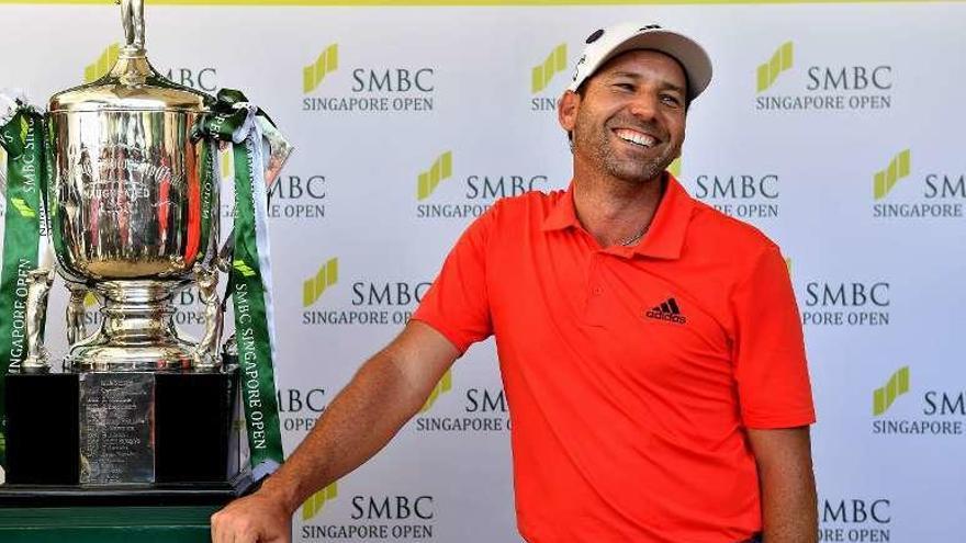 Sergio García posa sonriente junto al trofeo del Abierto de Singapur.