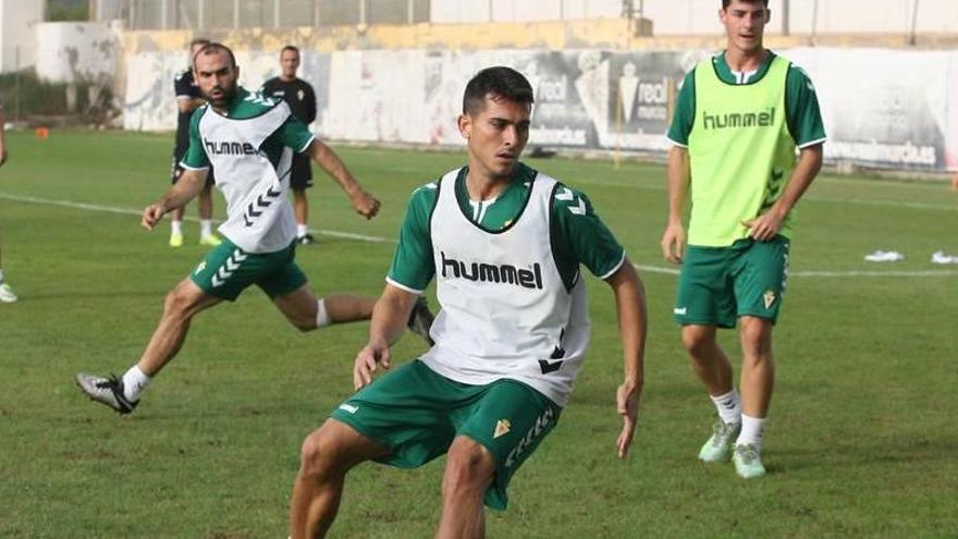 Armando, uno de los pocos jugadores que se ha consolidado en el centro del campo grana, durante un entrenamiento .