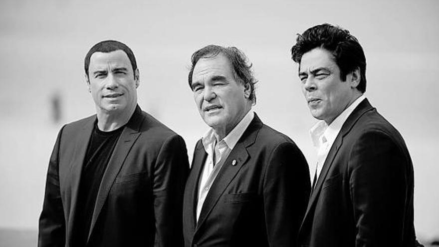 John Travolta, Oliver Stone y Benicio del Toro. / efe