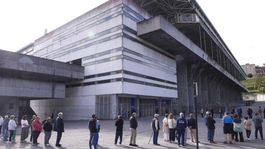 Largas colas en el Tartiere para hacerse con una entrada para el play-off