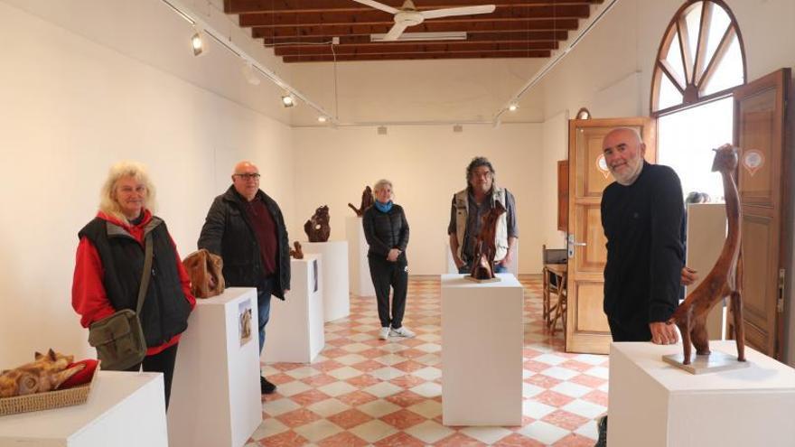 Exposición de esculturas en madera de alumnos de Aaron Keydar en Formentera