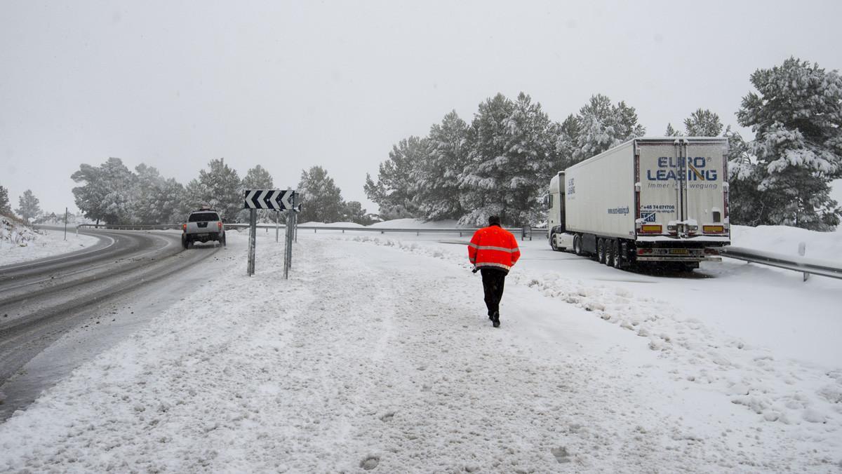 Temporal de neu. N-420 a l’altura del Coll de la Teixeta.