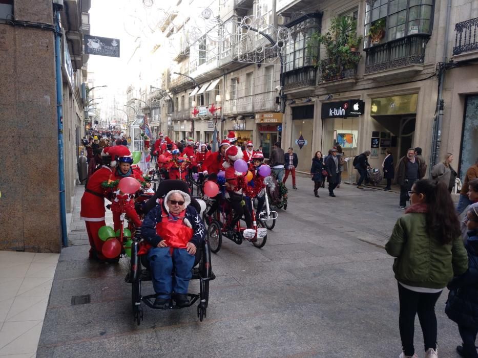 DisCamino se viste de Papá Noel por las calles de Vigo. // FdV
