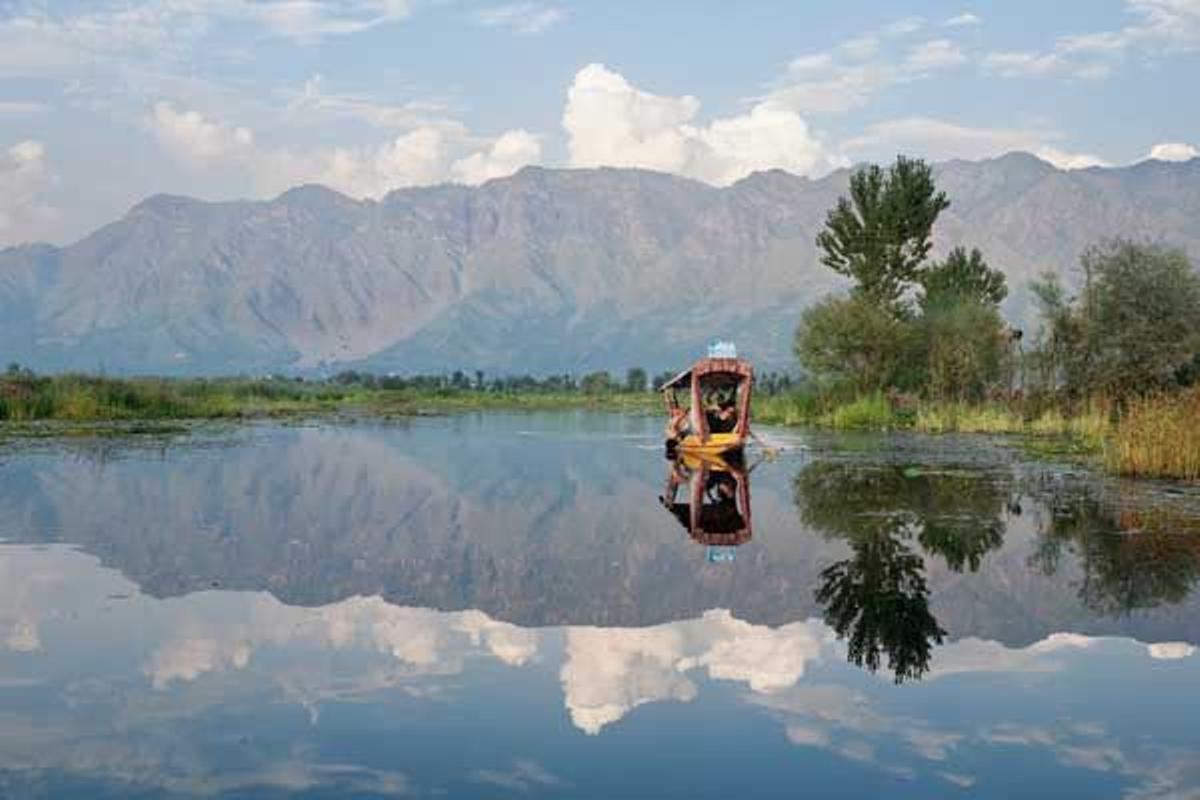 Ciudad india Srinagar, a orillas del río Jhelum, en la India.