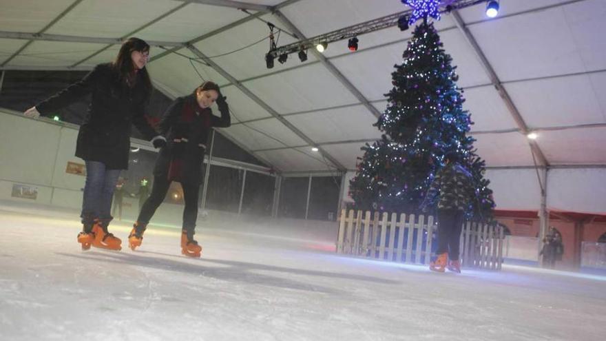 Dos jóvenes, ayer, en la pista de hielo de El Bibio.