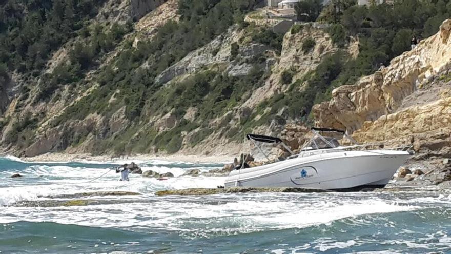 Una embarcación encalla en la costa de Els Pallers de Xàbia