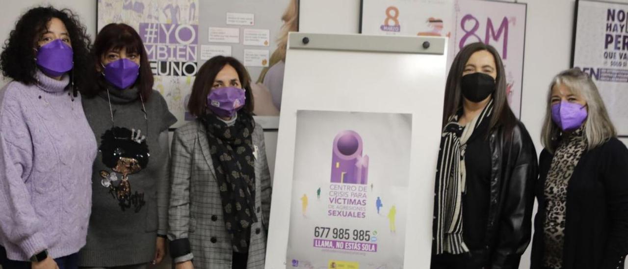 De izquierda a derecha, Victoria Eugenia Nieves Iglesias, psicóloga del Centro de Crisis para Víctimas de Agresiones Sexuales; Victoria Carbajal, coordinadora; Ana María González Martínez, abogada; Nuria Varela, directora general de Igualdad del Principado, y Manuela Suárez Granda, coordinadora contra la Violencia de Género de la Dirección General de Igualdad. |  Fernando Rodríguez