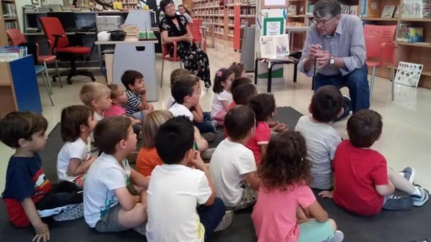 El contacontes Esteve, ahir en la Biblioteca Municipal de la Llosa de Ranes davant els xiquets.