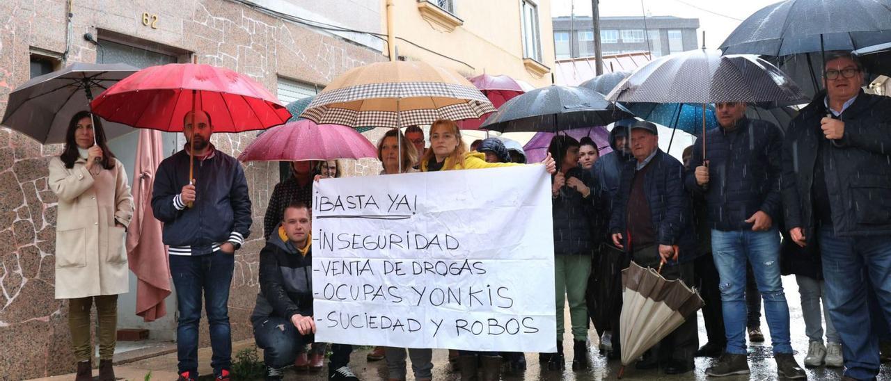 Vecinos del barrio de 
O Calvario, ayer movilizados.     | 
/// JOSÉ LORES