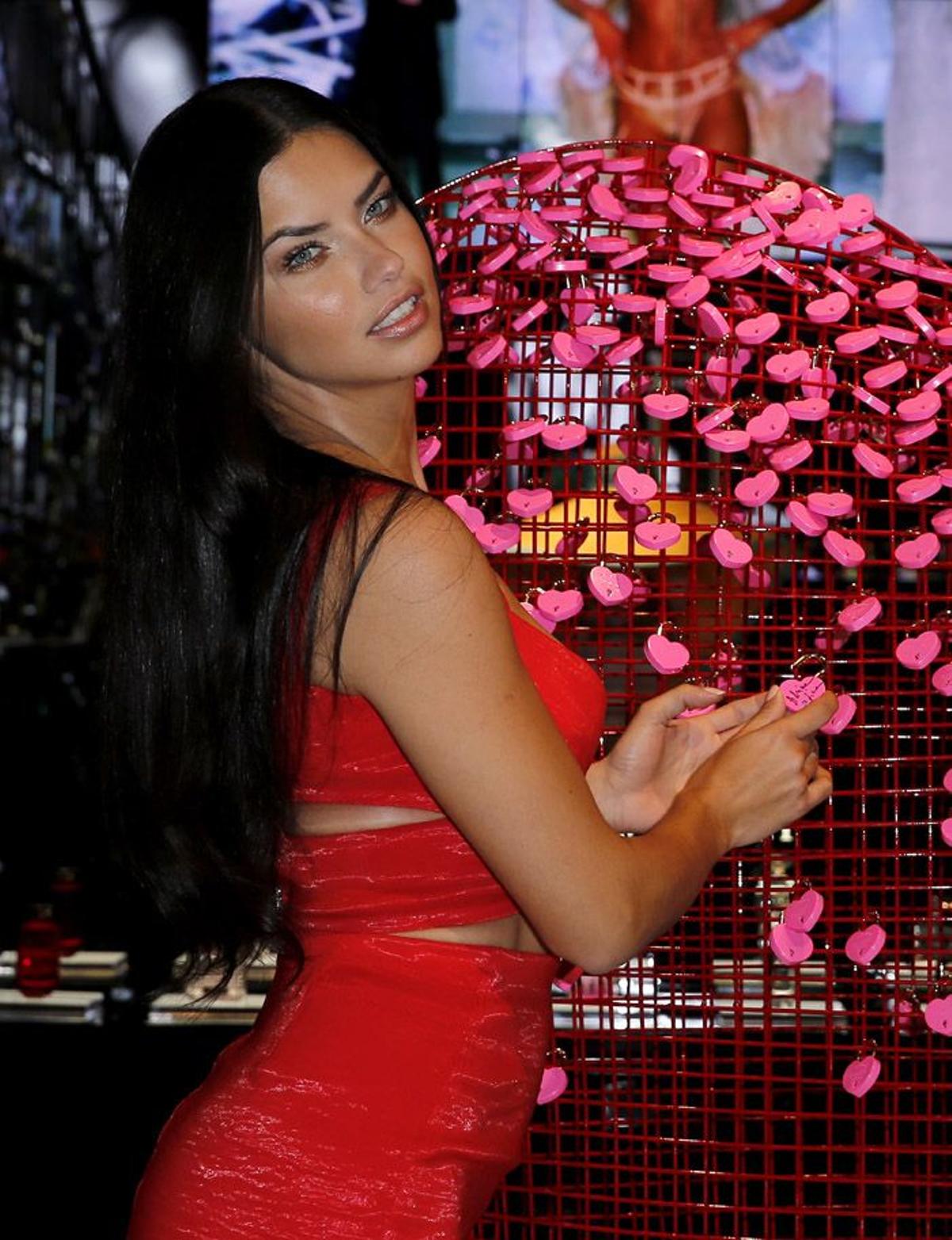 Adriana Lima, muy sexy para el San Valentín de Victoria's Secret