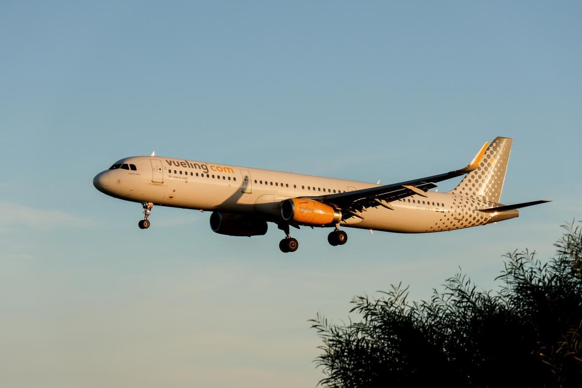 Vueling Airbus A320 aterrizando al atardecer