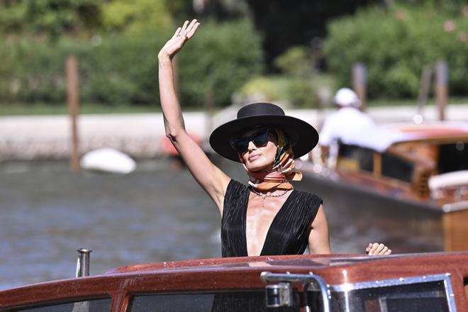 Nieves Álvarez, con pañuelo y sombrero, llega en barco-taxi al Festival de Venecia 2023