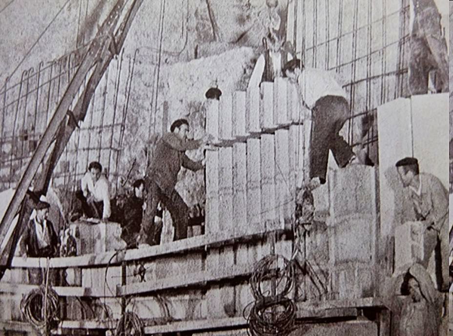 Foto de trabajadores recogida en el libro “La verdadera historia del Valle de los Caídos”. 
