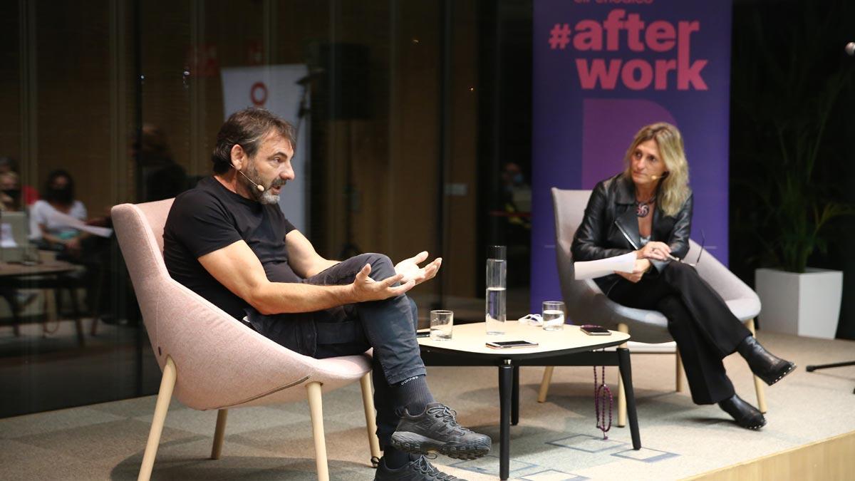 El director de la oenegé Open Arms, Oscar Camps, entrevistado por la redactora jefa de Internacional Marta López en el #afterwork de El Periódico