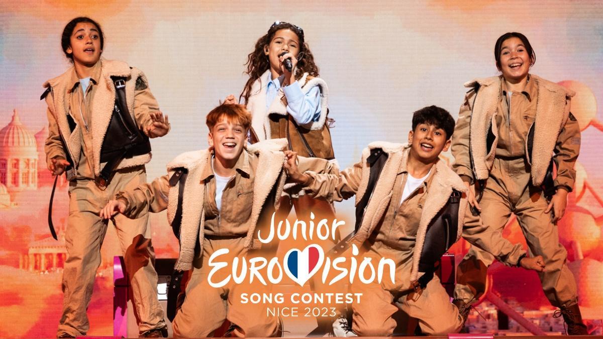 Sandra Valero y su equipo en la actuación de España con 'Loviu' en Eurovisión Junior 2023