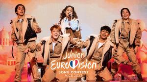 Sandra Valero y su equipo en la actuación de España con Loviu en Eurovisión Junior 2023
