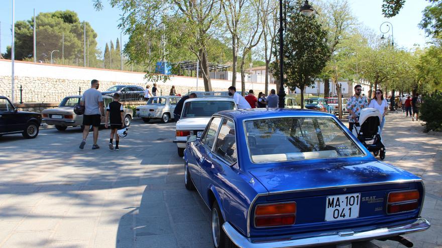 Un centenar de coches clásicos se dan cita en  Bobadilla Estación