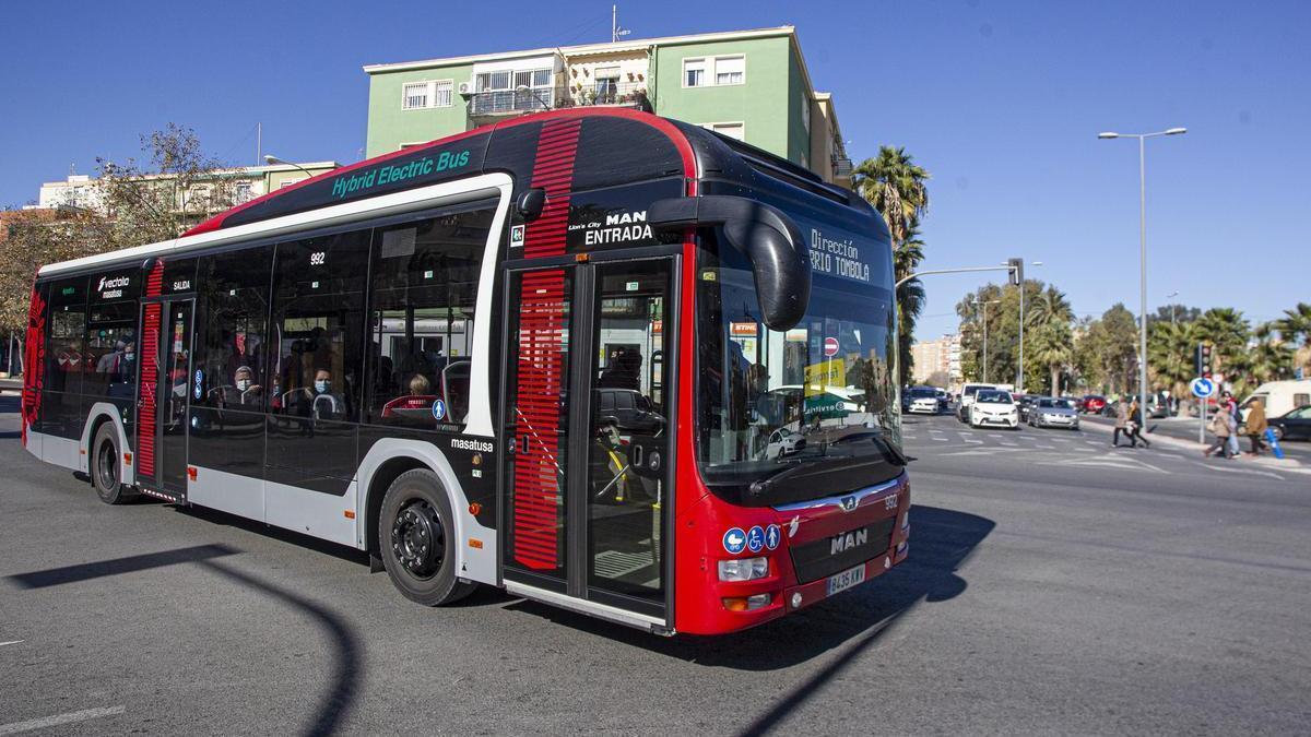 El autobús de la línea 4 pasa por la avenida Aguilera, sin adentrarse en el barrio de Princesa Mercedes