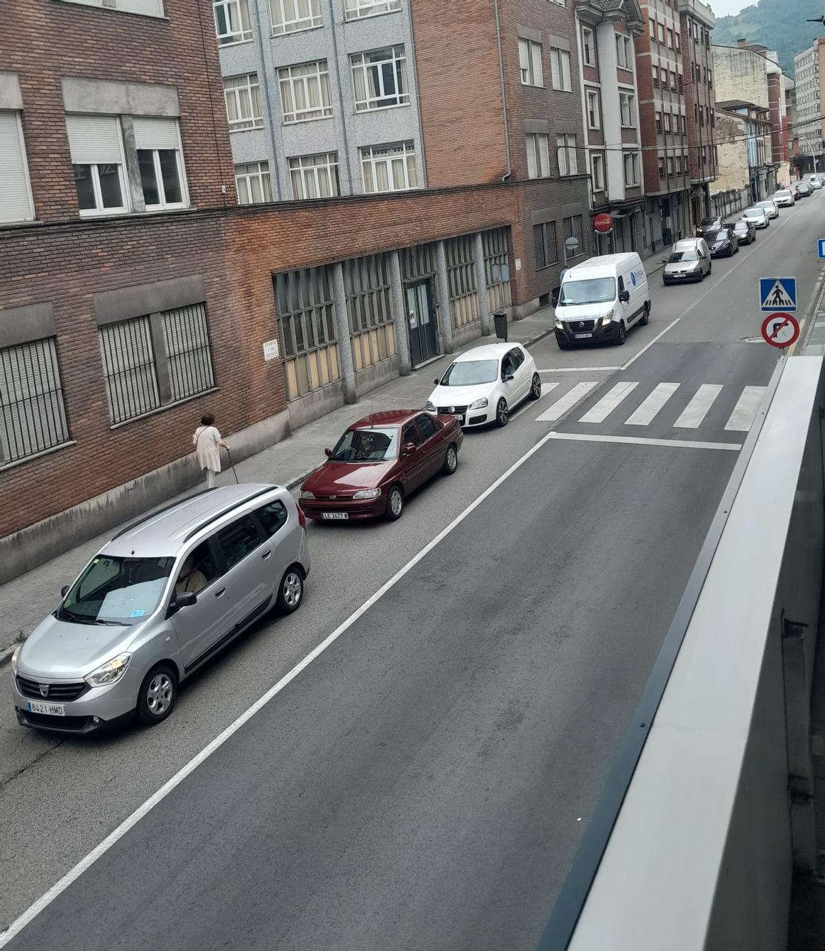 Colas en el carril en dirección a Oviedo, en Sama.