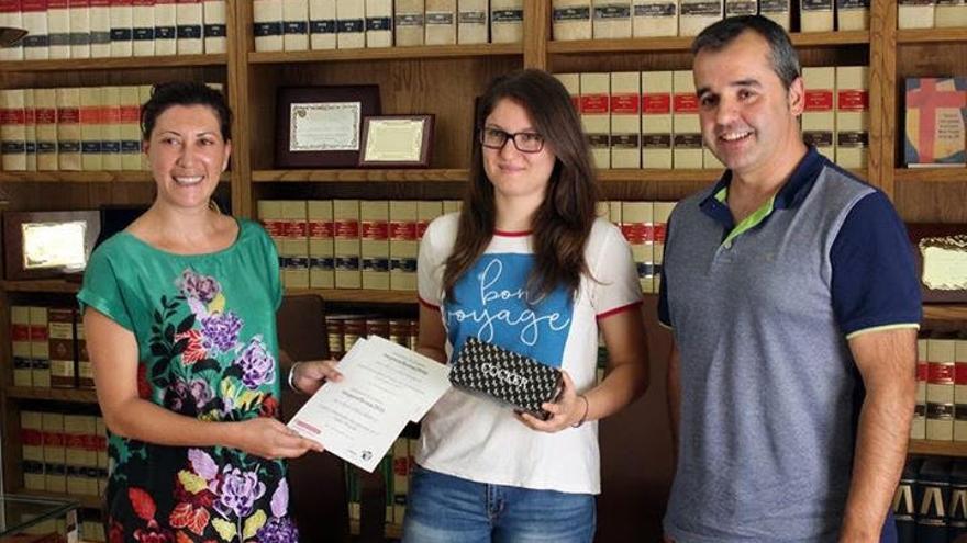 Entrega del premio con la ganadora, el alcalde y la edil de Fiestas