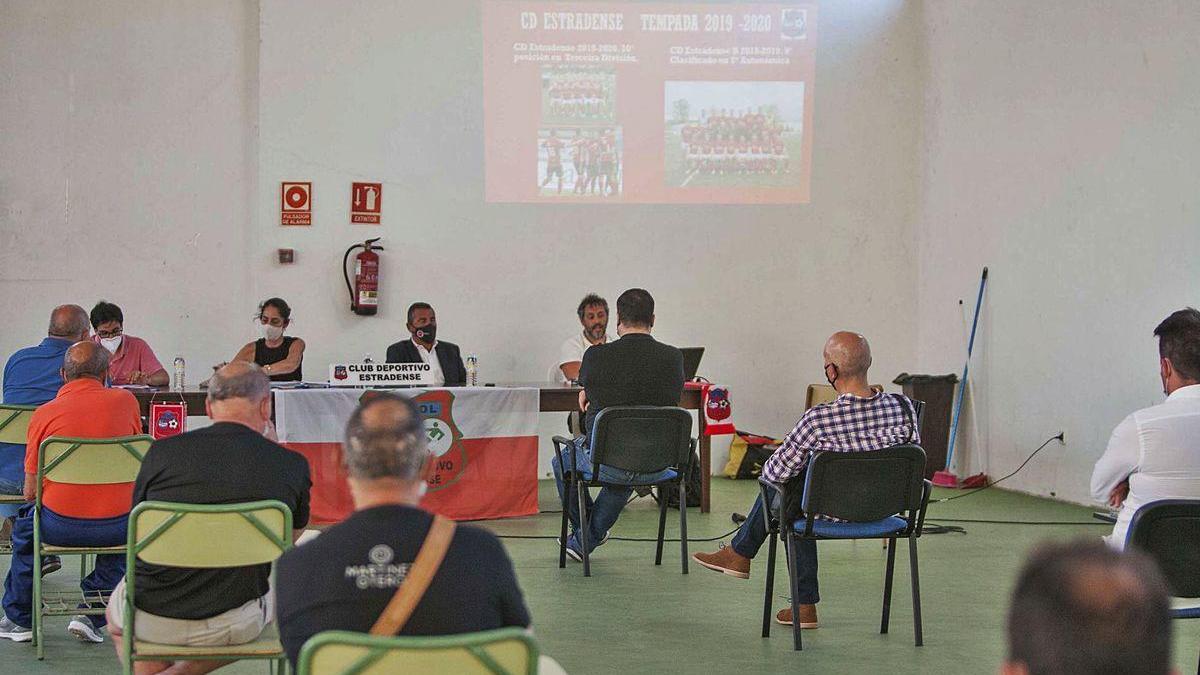 Un instante de la asamblea del Estradense, celebrada el martes en la Fundación.