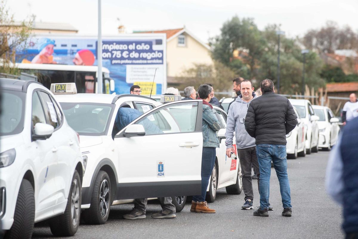 Los taxistas de A Coruña cortan Alfonso Molina y protestan en María Pita contra los VTC